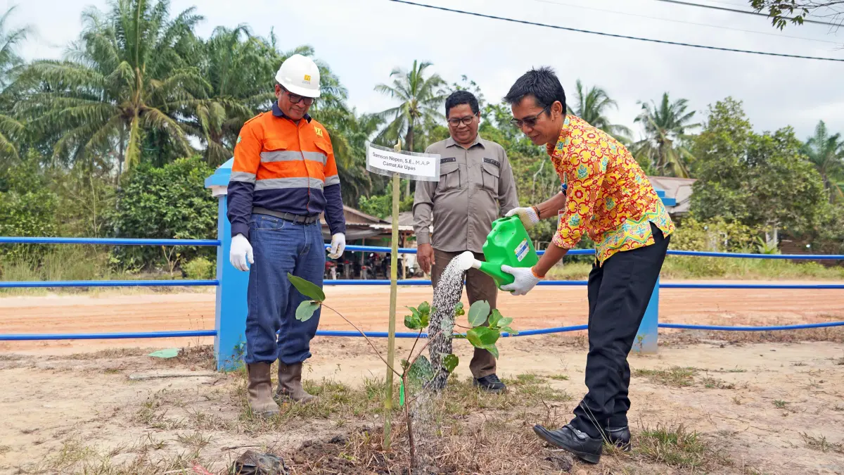 HIJAUKAN SEKOLAH: Guru, siswa, dan perwakilan PT Cita Mineral Investindo Tbk (CMI) menanam bibit pohon buah di lingkungan sekolah sebagai bagian dari program penghijauan HUT ke-34 perusahaan. Kegiatan ini bertujuan meningkatkan ruang hijau sekaligus menumbuhkan kepedulian generasi muda terhadap lingkungan.