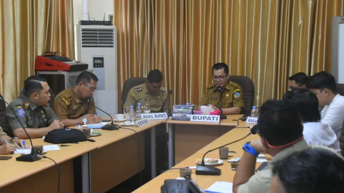 Sales Branch Manager Pertamina Patra Niaga Wilayah Ketapang-Kayong Utara, Rio Fairuz Prambudi, dalam rapat koordinasi terkait BBM di Kayong Utara dipimpin Bupati Kayong Utara, Romi Wijaya, didampingi Wakil Bupati Amru Chanwari, di Ruang Rapat Kantor Bupati Sukadana, Selasa (21/7). 
