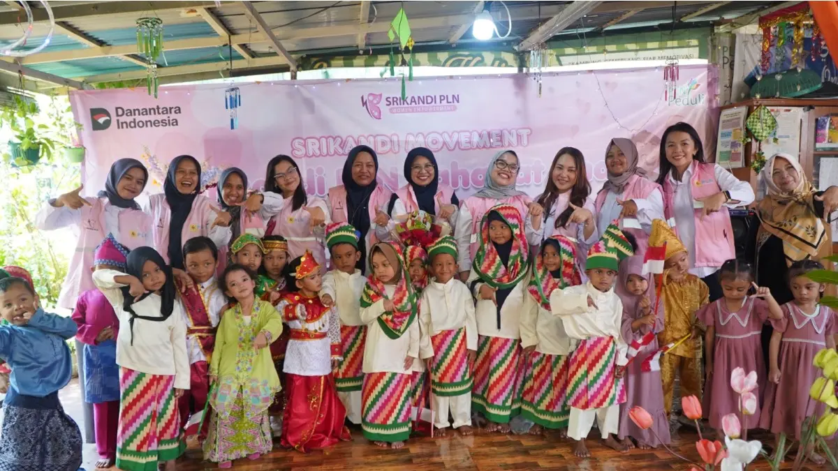 Anak-anak berfoto bersama saat peringatan Hari Anak Nasional yang digelar oleh Srikandi Movement UIP KLB. (DOK PONTIANAK POST) 