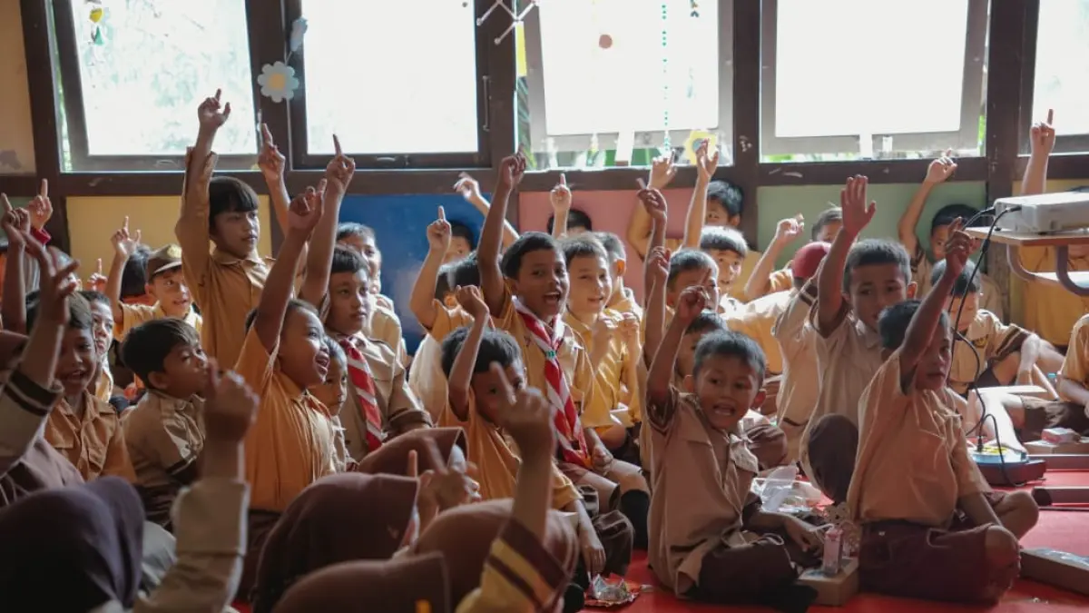 Antusias siswa-siswi SDN 67 Singkawang dalam mengikuti kegiatan "Srikandi Mengajar" memperingati Hari Anak Nasional tahun lalu. (DOK PONTIANAK POST)  