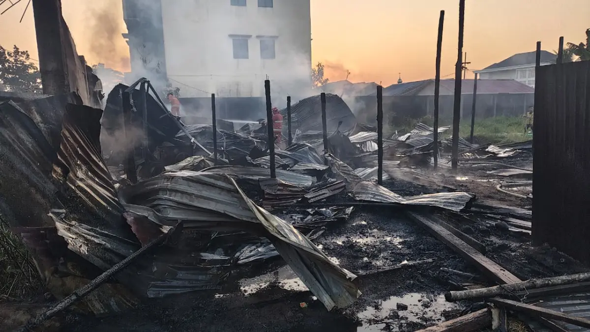 PUING TERSISA: Kondisi kios yang hangus terbakar di Jalan Mayor Alianyang, Desa Kapur, Kecamatan Sungai Raya, Kabupaten Kubu Raya, Kamis (23/7). Polisi masih melakukan penyelidikan untuk memastikan penyebab kebakaran yang diduga berasal dari korsleting listrik, sementara tidak ada korban jiwa dalam peristiwa tersebut.