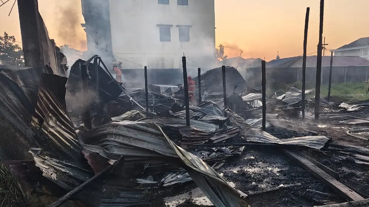 Bangunan kios kosong di Jalan Mayor Alianyang, Desa Kapur, ludes dilalap api pada Kamis (23/7) dini hari. Api berhasil dipadamkan setelah petugas gabungan berjibaku selama lebih dari satu jam. (ISTIMEWA)