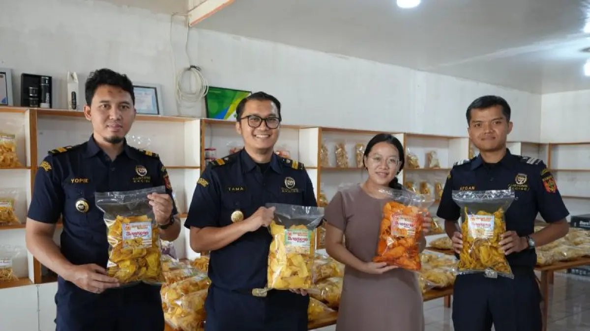 Bea Cukai Jagoi Babang mendampingi UMKM Keripik Anen memenuhi persyaratan kepabeanan untuk melaksanakan ekspor perdana ke Sarawak, Malaysia. (ANTARA/Humas Bea Cukai Jagoi Babang)