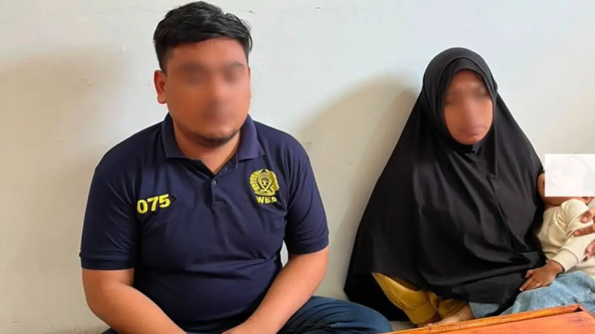 Dua pelaku penyelundupan sabu berikut barang bukti di saat di periksa petugas Lapas Sintang (Antara/Humas Kelas IIB Sintang)