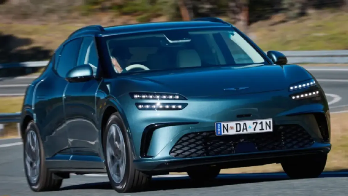 Genesis GV60 2027 menghadirkan varian penggerak roda belakang dengan karakter berkendara lebih nyaman dan efisien. (CARSCOOPS)