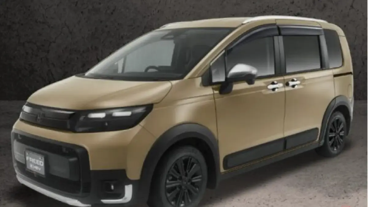 Honda Freed Crosstar dengan paket Active-Tough Style tampil lebih gagah berkat sentuhan aksesori resmi bernuansa hitam. (BESTCARWEB.JP)