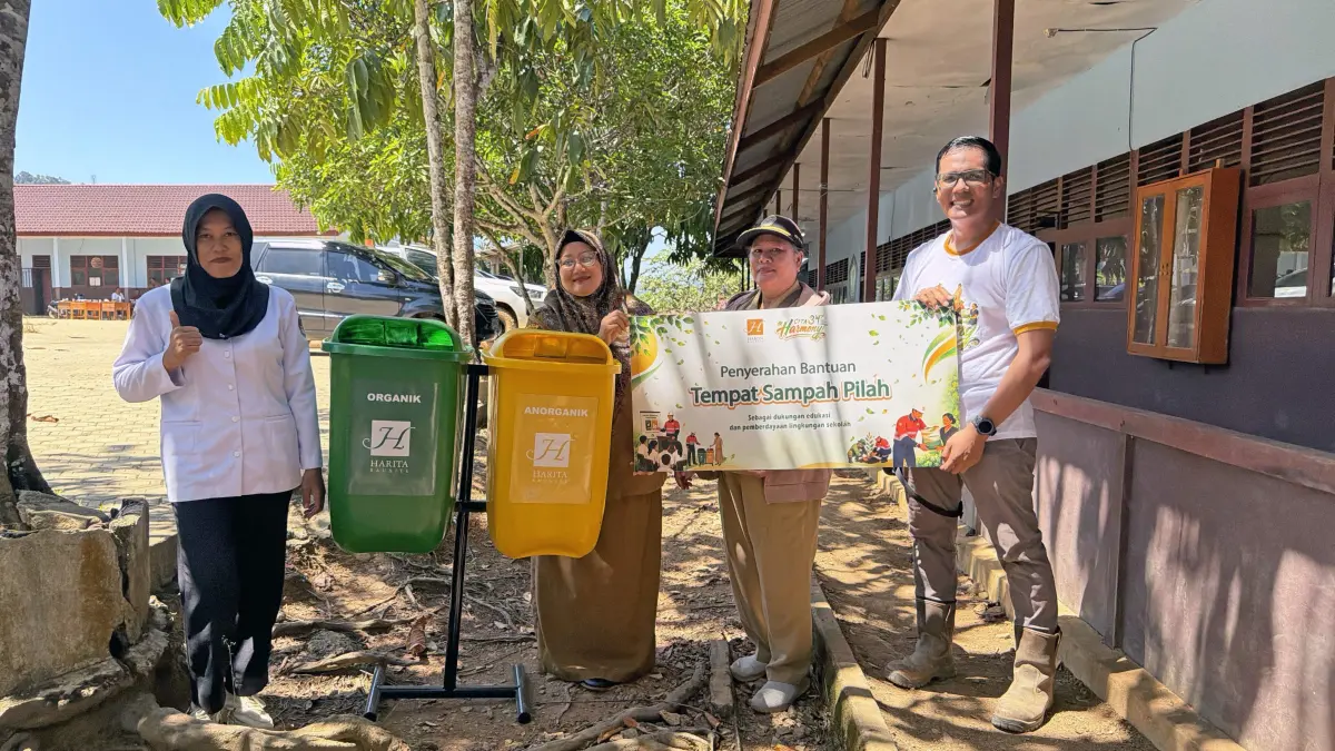 PEDULI LINGKUNGAN: Perwakilan PT Cita Mineral Investindo Tbk (CMI) menyerahkan tempat sampah pilah kepada sekolah di wilayah Air Upas dan Sandai, Kabupaten Ketapang, dalam rangka HUT ke-34 perusahaan. Bantuan tersebut diharapkan membangun budaya memilah sampah sejak dini sekaligus mendukung Gerakan Indonesia ASRI.