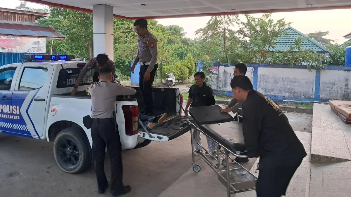 EVAKUASI KORBAN: Personel Samapta dan Satlantas Polres Sekadau mengevakuasi dua korban kecelakaan lalu lintas tunggal di Dusun Ensali, Desa Ensalang, Kecamatan Sekadau Hilir, Kamis (23/7) dini hari. Kedua korban segera dibawa ke RSUD Kabupaten Sekadau setelah laporan diterima melalui layanan darurat Polri 110.