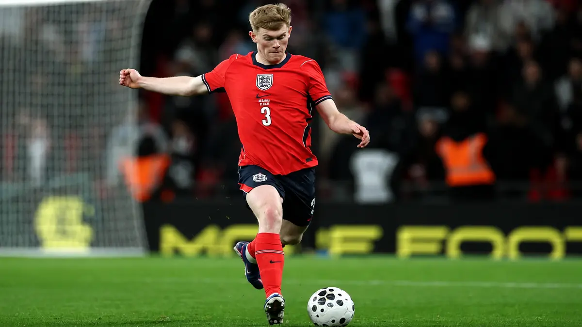 Manchester United mulai memprioritaskan perekrutan bek kiri, dengan Lewis Hall masuk radar transfer MU. (IG@lewishall_10) 