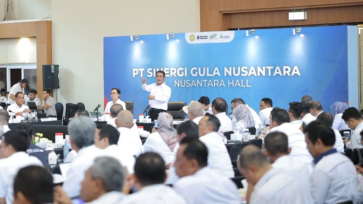 Mentan Andi Amran Sulaiman memimpin Rapat Percepatan Swasembada Gula bersama jajaran manajemen PT SGN di Surabaya, Selasa (22/7). (DOK KEMENTAN RI)