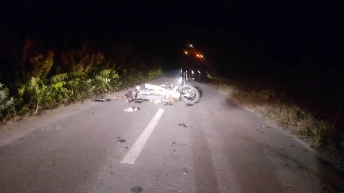 LAKA MAUT: Dua sepeda motor tergeletak di badan Jalan Raya Balai Sebut–Kembayan, Dusun Landau, Desa Jangkang Benua, Kabupaten Sanggau, usai terlibat tabrakan frontal, Selasa (21/7). Kecelakaan tersebut menewaskan seorang perangkat desa dan menyebabkan seorang remaja mengalami luka berat, sementara polisi masih menyelidiki penyebab pasti insiden itu.