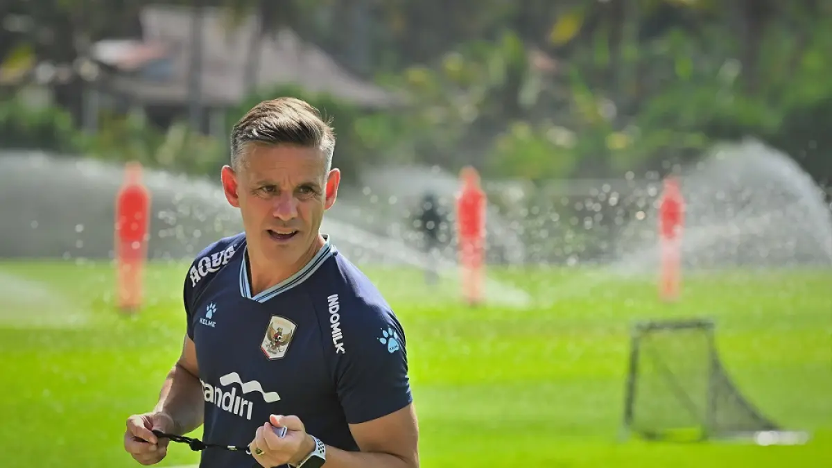 Pelatih Timnas Indonesia John Herdman memimpin sesi latihan di Training Center Bali United, Pantai Purnama, Gianyar, Bali, Kamis (23/7/2026).  (ANTARA FOTO/Fikri Yusuf)