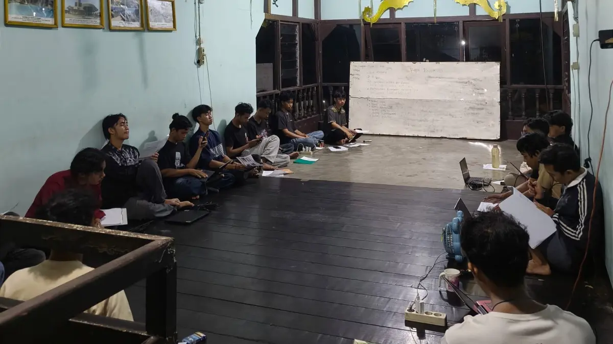 Pengurus dan panitia Asrama Mahasiswa Sambas menggelar rapat koordinasi sebagai bentuk pemantapan persiapan Karya Bhakti Mahasiswa (KBM) 2026.