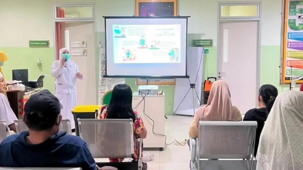 Perawat Rumah Sakit Sultan Syarif Mohammad Alkadrie, Liqa Qulbiah saat edukasi masyarakat tentang TBC. (ISTIMEWA)