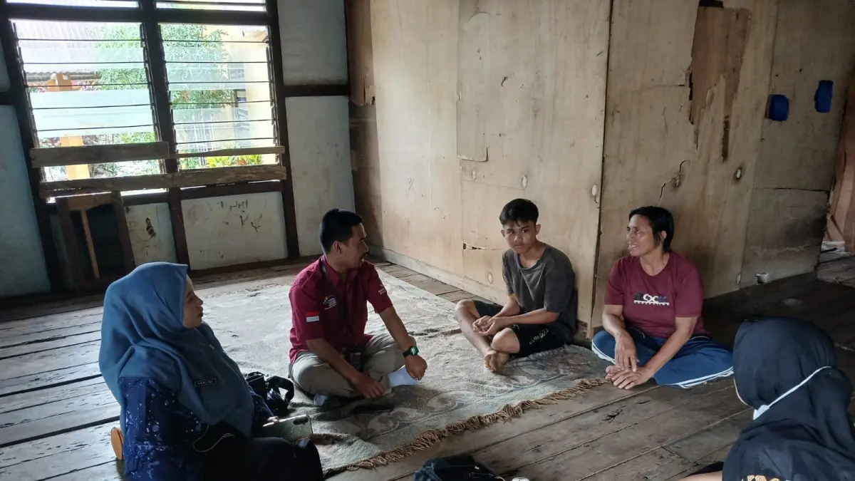 Petugas melakukan asesmen di rumah salah satu calon siswa sekolah rakyat di Anjongan. (ISTIMEWA)