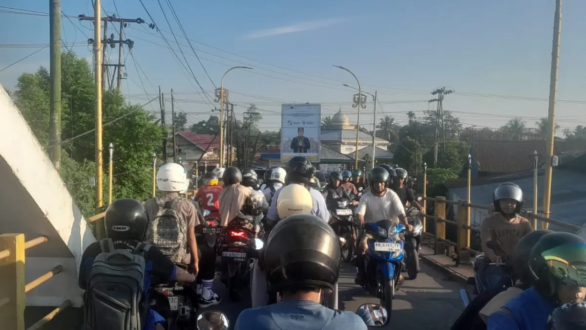 Sejumlah pengendara sepeda motor terlihat memadati Jembatan Batu saat pagi hari. Kebanyakan mereka pelajar atau orang tua antar anak ke sekolah. (ISTIMEWA)