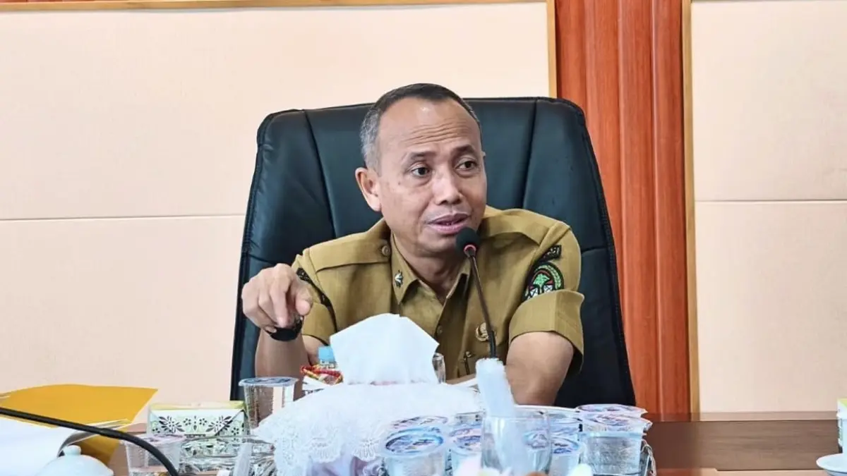 Sekda Ketapang, Repalianto, memimpin rakor terkair penanganan ruas Jalan Tayap-Kelik, Selasa (21/7). (ISTIMEWA)

