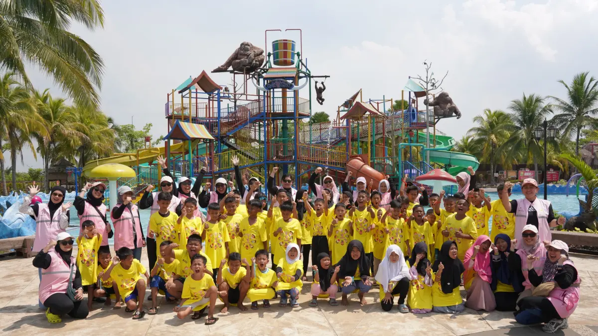 Srikandi PLN UID Kalimantan Barat berfoto bersama anak-anak dalam rangka memperingati Hari Anak Nasional  baru-baru ini (DOK PONTIANAK POST)  