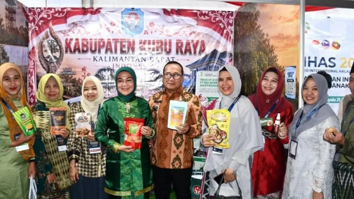 Stan Kubu Raya di BIHAS 2026 menarik perhatian pengunjung. Hingga hari kedua pameran, lima produk UMKM Kubu Raya telah memasuki tahap penjajakan kerja sama dengan pengusaha dari Malaysia, Singapura, dan India. (ISTIMEWA)