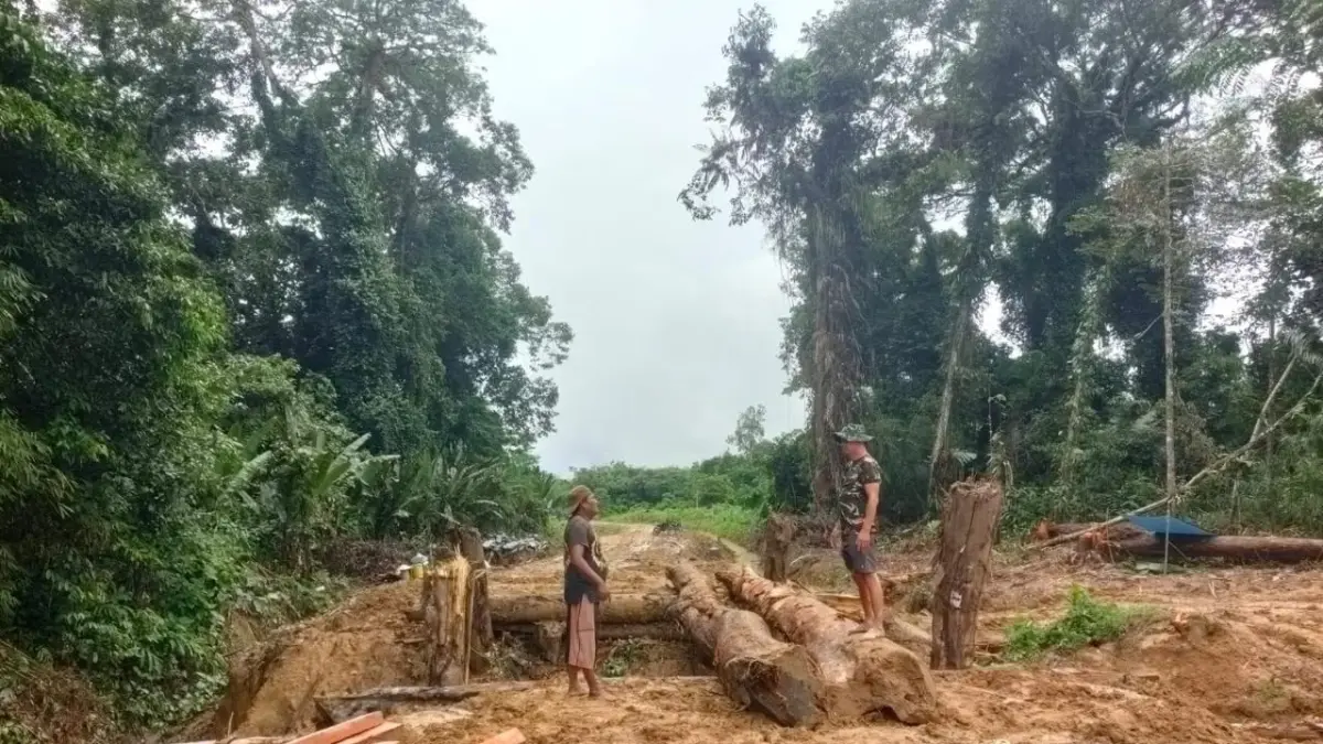 TNI bersama warga Desa Ulak Pauk saat membangun akses jalan dengan membangun jembatan dalam program TMMD. (ISTIMEWA) 