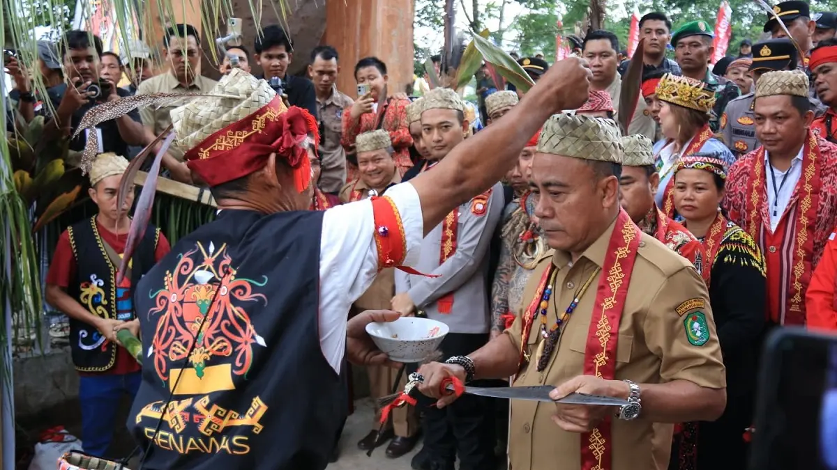 Wakil Gubernur Kalbar Krisantus Kurniawan membuka Gawai Dayak XV Kabupaten Sekadau Tahun 2026. (ADPIM KALBAR)