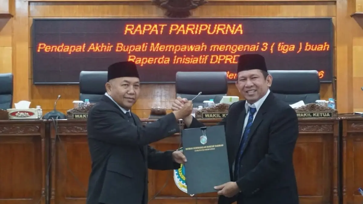 Wakil Ketua DPRD, Darwis menyerahkan dokumen pengesahan kepada Wakil Bupati Juli Suryadi Burdadi. (ISTIMEWA)