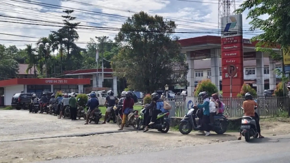 Antrean kendaraan di salah satu SPBU di Kota Sanggau masih terjadi pada Jumat (24/7). Disperindagkop menyebut gangguan distribusi, tingginya selisih harga Pertamax–Pertalite, serta maraknya pengecer menjadi penyebab utama. (AGUNG RAJALI SAPUTRA/PONTIANAK POST)