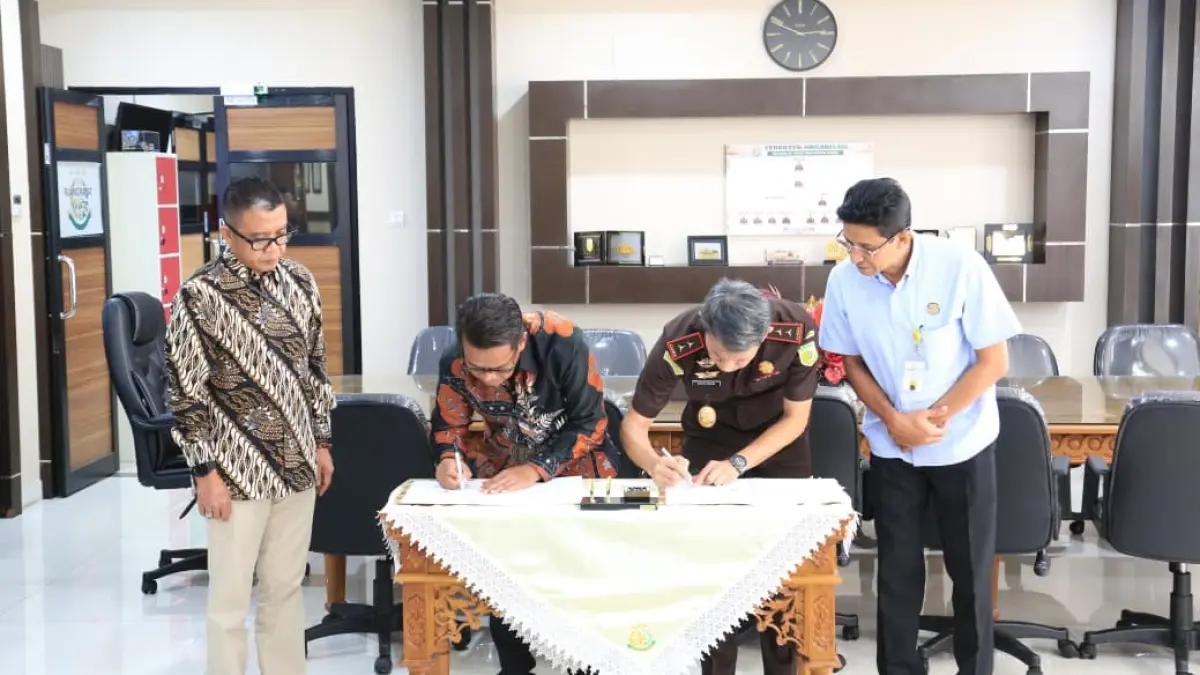 General Manager PT Pelindo Regional 2 Pontianak dan Kepala Kejaksaan Tinggi Kalimantan Barat menandatangani Perjanjian Kerja Sama (PKS) penanganan hukum bidang Perdata dan Tata Usaha Negara sebagai upaya memperkuat perlindungan aset negara, mitigasi risiko hukum, dan penerapan tata kelola perusahaan yang baik (GCG).