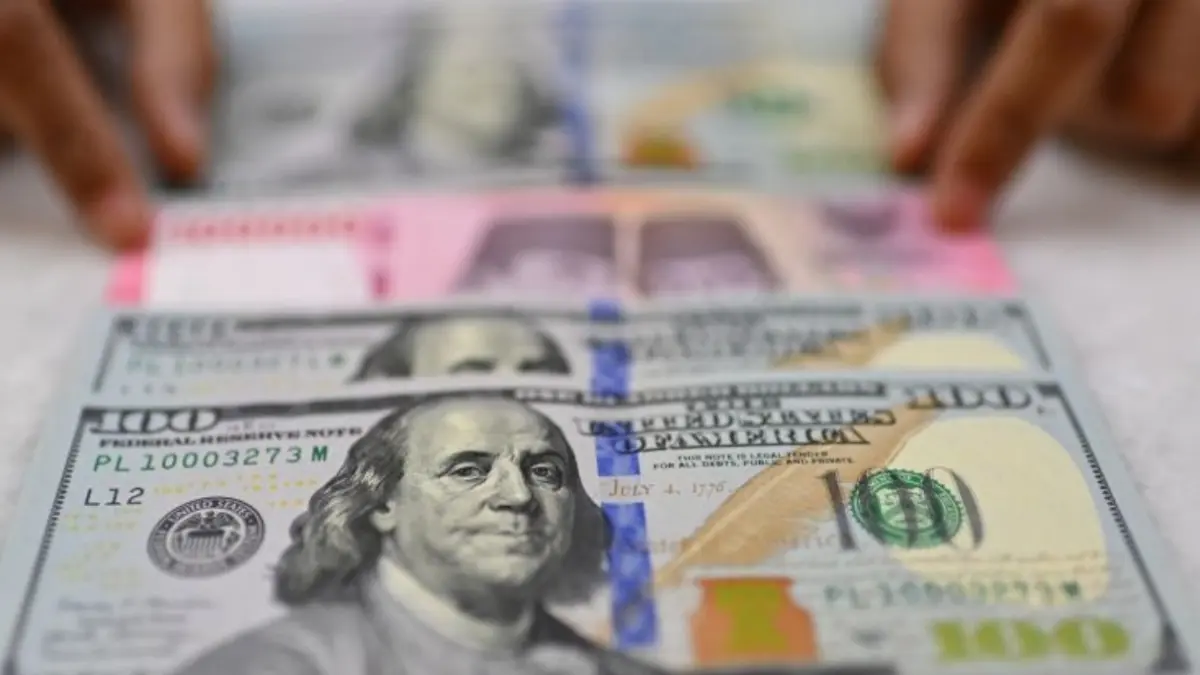 Nilai tukar rupiah terhadap dolar AS pada penutupan perdagangan Selasa (12/5) melemah 115 poin atau 0,66 persen menjadi Rp17.529 per dolar AS dari penutupan sebelumnya di level Rp17.414 per dolar AS, terpengaruh ekspektasi suku bunga tinggi The Fed yang lebih lama. (ANTARA FOTO/Indrianto Eko Suwarso/kye)