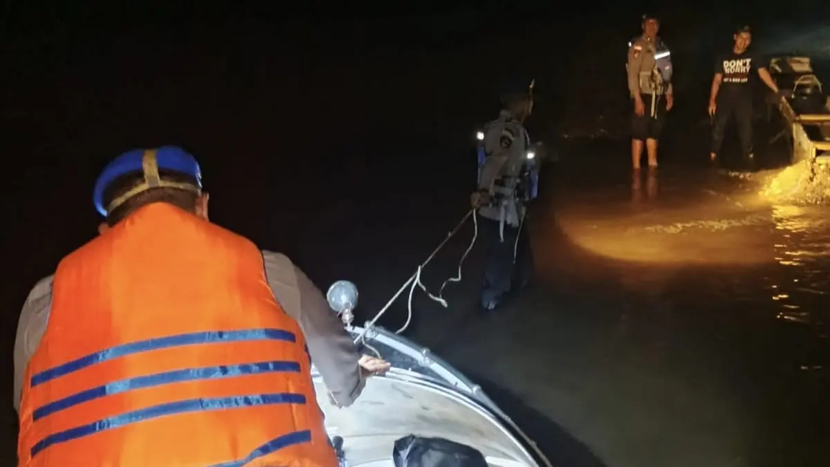 Anggota Polres Kapuas Hulu saat melakukan penyusuran sungai Kapuas mencari oknum masyarakat yang melakukan penyentruman ikan. (ISTIMEWA)