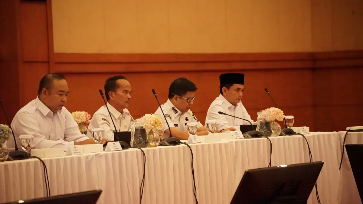 Bupati Sambas Satono saat menghadiri kegiatan pertemuan TPID yang dilaksanakan Pemprov Kalbar, Rabu (22/7) di Kantor Perwakilan BI Kalbar. (ISTIMEWA)