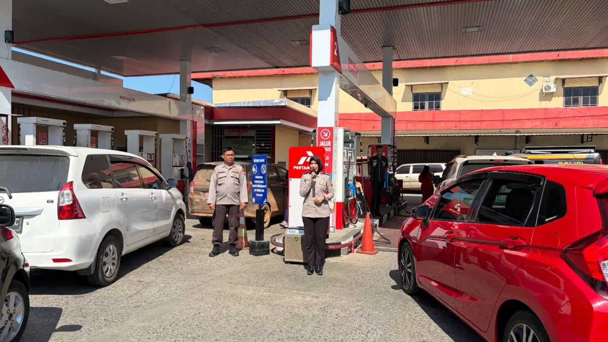 CEGAH PANIK: Personel Polwan berdialog dengan masyarakat di SPBU Ketapang terkait imbauan menjaga ketertiban dan tidak mudah percaya informasi yang belum terverifikasi mengenai stok BBM. HUMAS POLRES KETAPANG