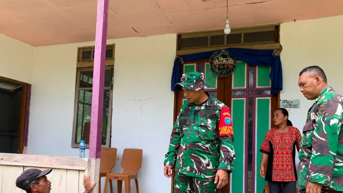 Dandim 1206 Putussibau saat melakukan peninjauan langsung pembangunan MCK yang menjadi program TMMD.(ISTIMEWA) 

