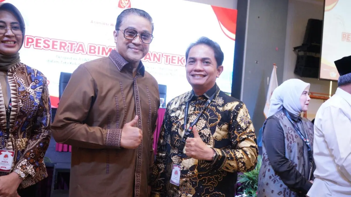 DIABADIKAN: Wakil Wali Kota Pontianak, Bahasan, bersama Wakil Gubernur Jawa Barat, Dede Yusuf, dalam sela-sela kegiatan Bimbingan Teknis Penguatan Aswakada di Batam. (PROKOPIM PONTIANAK)