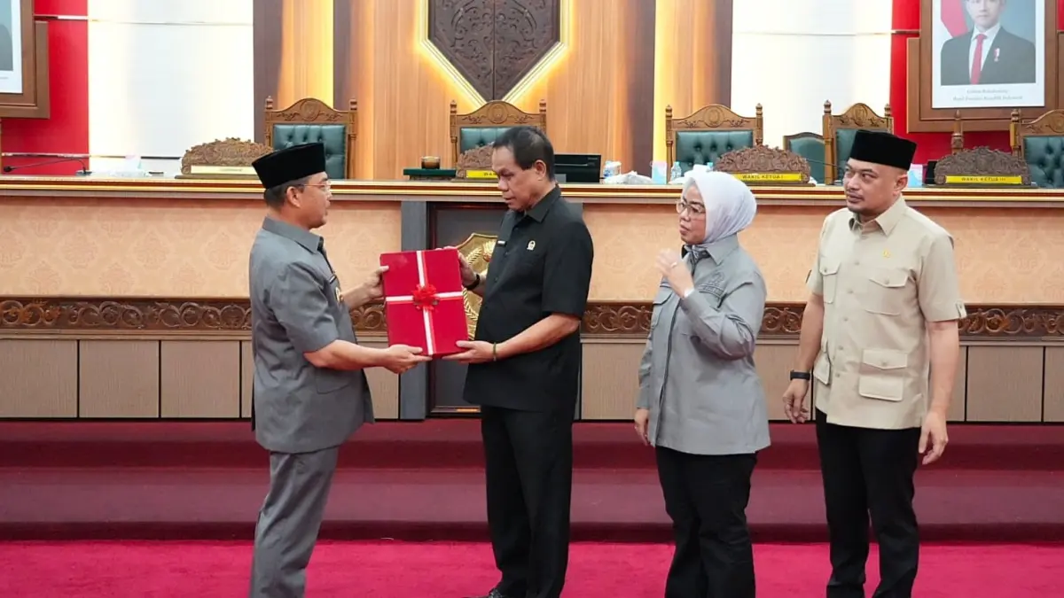 Gubernur Ria Norsan menyampaikan Rancangan KUA dan PPAS Tahun Anggaran 2027 dalam Rapat Paripurna DPRD Provinsi Kalimantan Barat di Ruang Balairungsari DPRD Kalbar, Kamis (23/7).