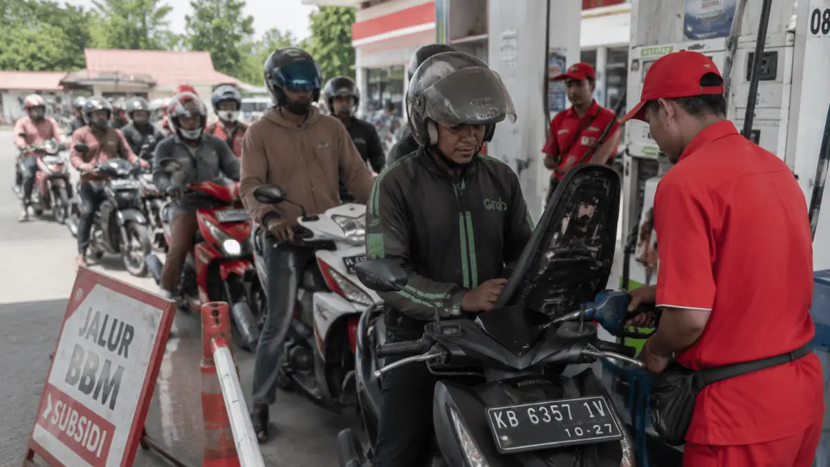 Hemat Pengeluaran, Warga Rela Antre di SPBU (ISTIMEWA)