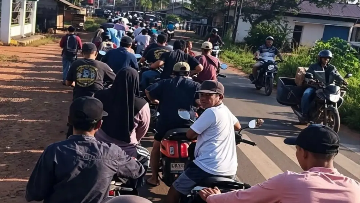 MENGULAR: Antrean kendaraan mengular di salah satu SPBU di Kota Ketapang akibat kelangkaan BBM yang telah berlangsung selama beberapa pekan. Kondisi ini memicu kemacetan, mengganggu aktivitas masyarakat, dan memperkuat desakan agar distribusi BBM di Ketapang segera dinormalisasi. /AHMAD SOFI/PONTIANAK POST