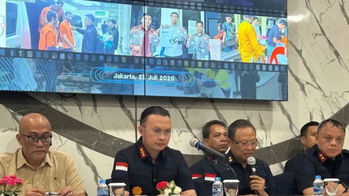 PELIMPAHAN BERKAS WNA: Direktur Jenderal Imigrasi Hendarsam Marantoko (kedua kiri) memimpin konferensi pers terkait pelimpahan berkas 10 WNA investor palsu ke Kejaksaan Negeri Kota Tangerang di Kantor Kementerian Imigrasi dan Pemasyarakatan, Jakarta, Selasa (21/7/2026). Kasus ini menjadi bagian dari penegakan hukum keimigrasian terhadap dugaan penyalahgunaan visa investor dan dokumen izin tinggal. ANTARA/Laily Rahmawaty