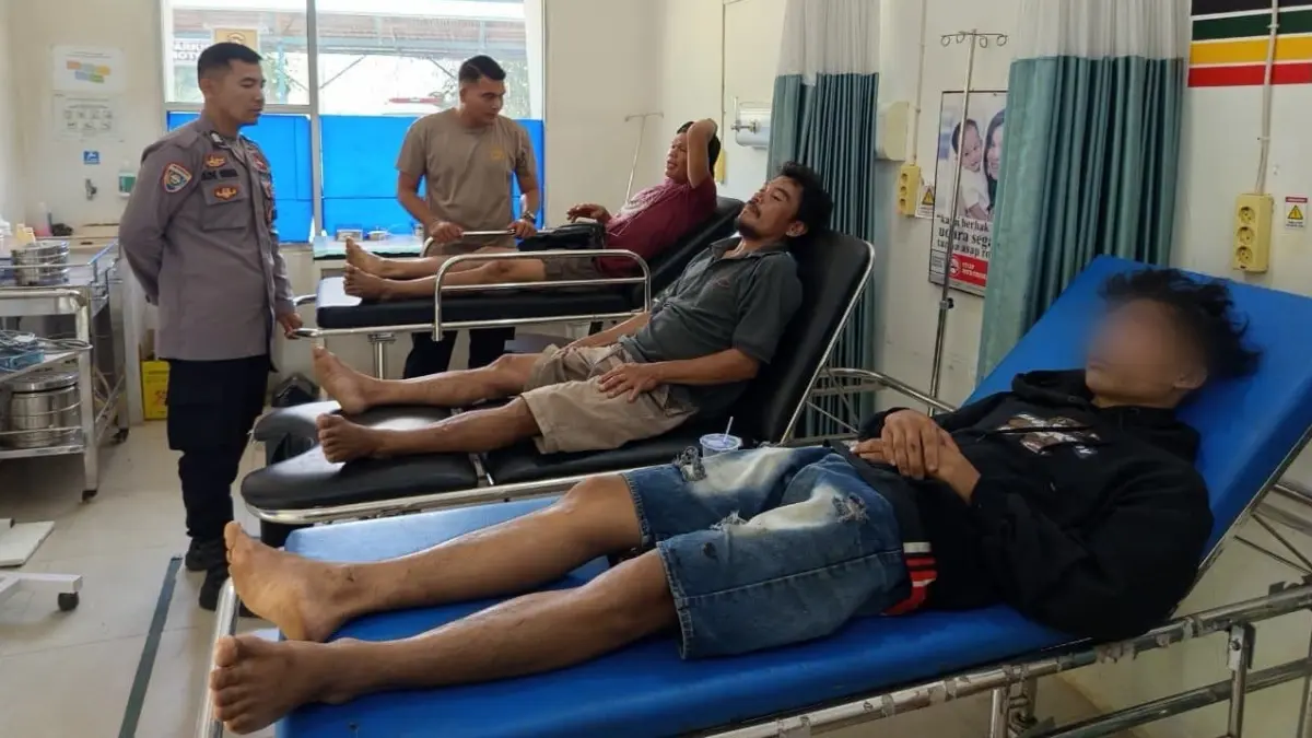 JENGUK KORBAN: Personel Polres Sekadau menjenguk korban kecelakaan lalu lintas yang mendapat perawatan di Puskesmas Nanga Taman. Polisi memastikan kondisi korban sekaligus mengimbau masyarakat untuk lebih disiplin dan berhati-hati saat berkendara.