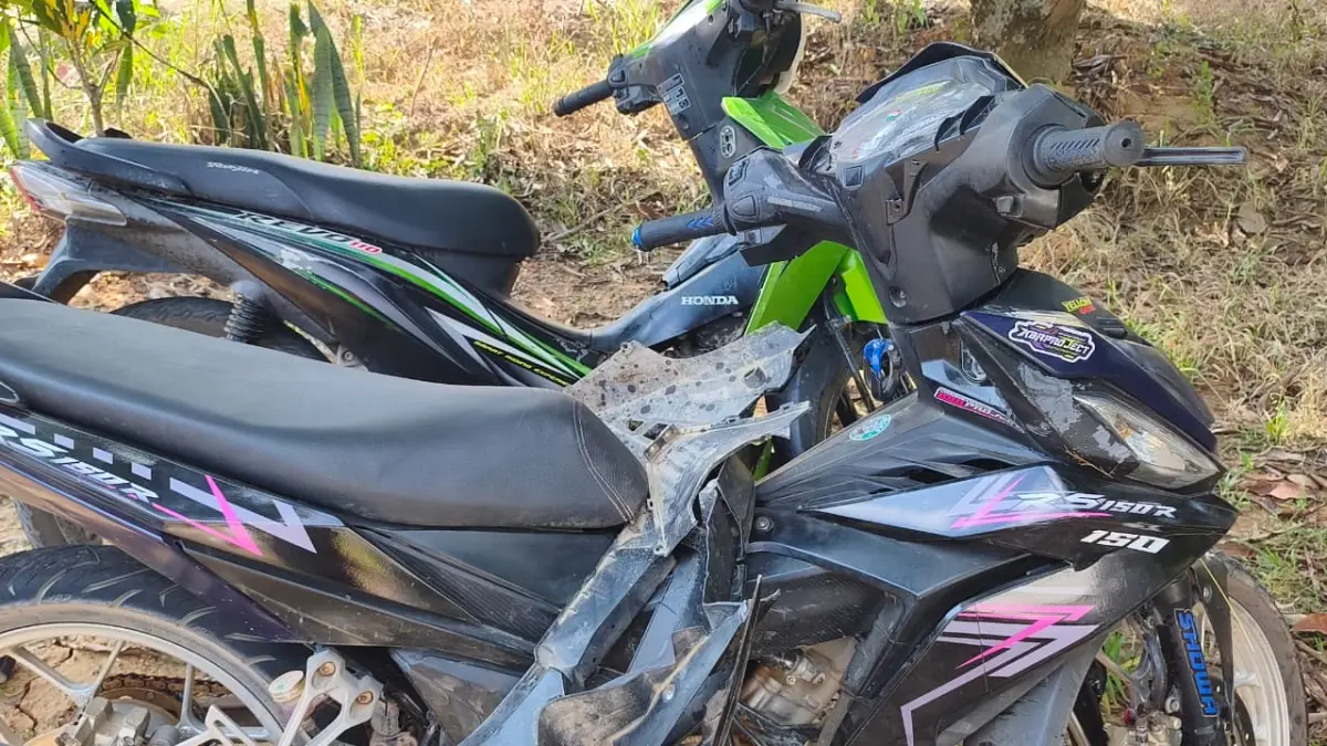 JENGUK KORBAN: Personel Polres Sekadau menjenguk korban kecelakaan lalu lintas yang mendapat perawatan di Puskesmas Nanga Taman. Polisi memastikan kondisi korban sekaligus mengimbau masyarakat untuk lebih disiplin dan berhati-hati saat berkendara.