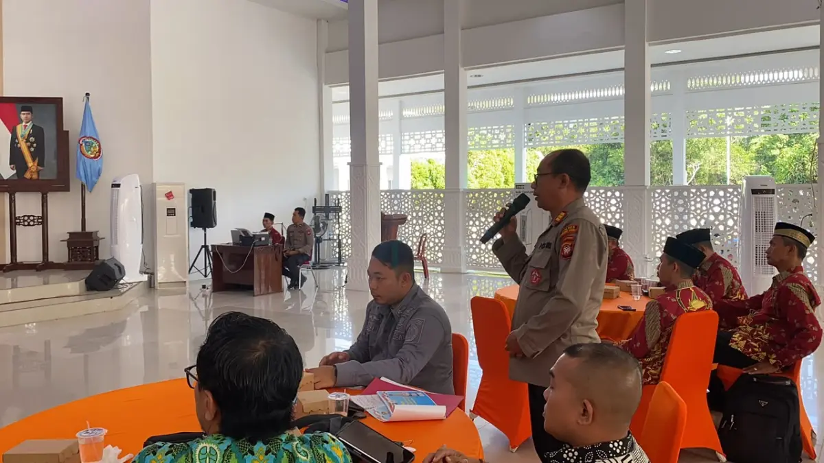 Kapolres Kayong Utara AKBP Adi Prabowo memaparkan kesiapan pengamanan MTQ XXXIV Kalbar 2026 dalam rapat konsultasi panitia.