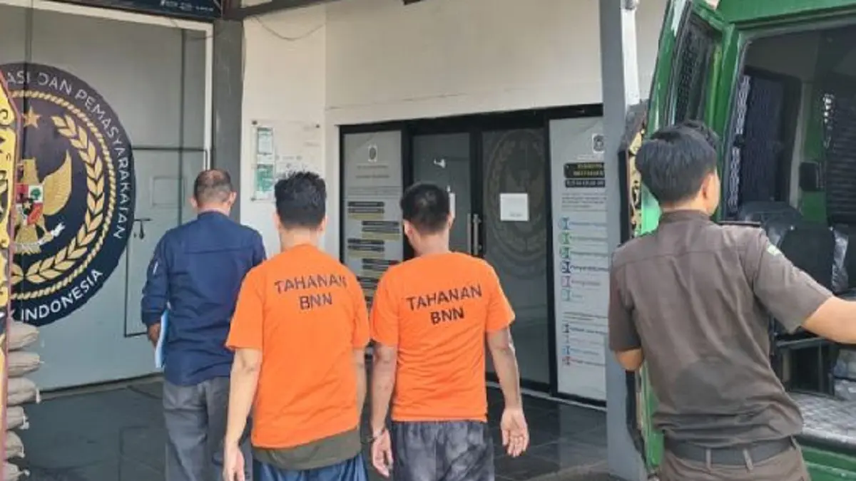 Kejari Bengkayang menerima pelimpahan tahap II dua tersangka kasus peredaran narkotika jenis ekstasi beserta barang bukti dari Badan Narkotika Nasional Provinsi (BNNP) Kalimantan Barat. (ANTARA/Narwati)