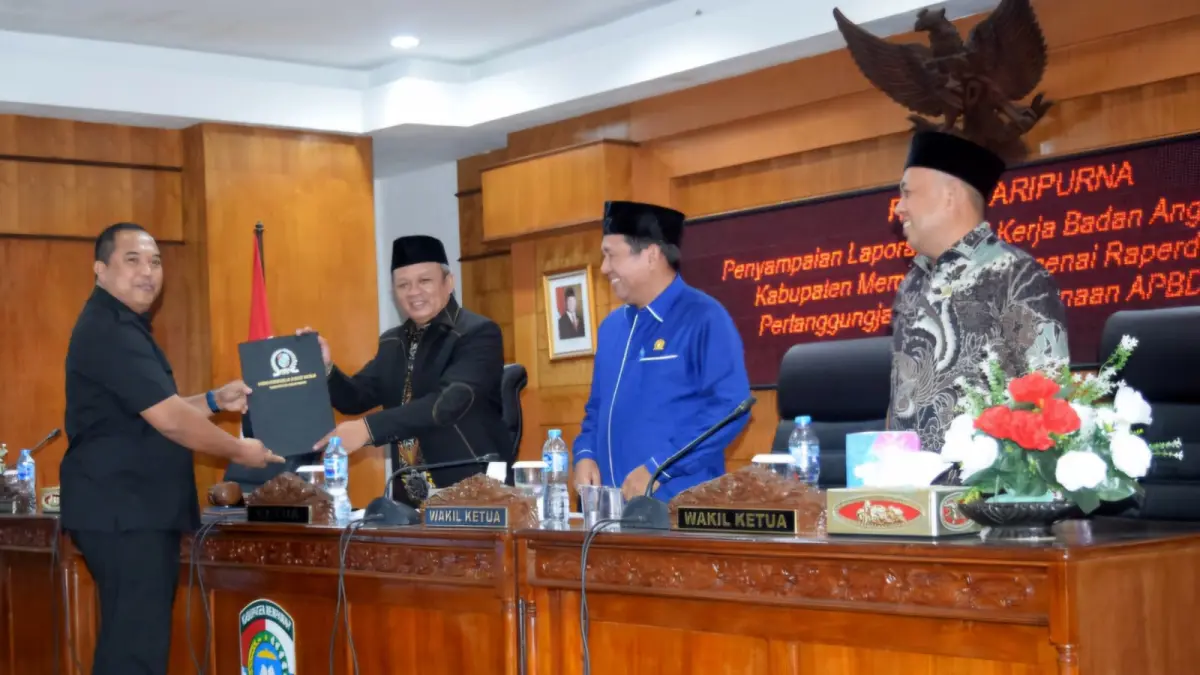 Ketua Fraksi Demokrat, Erdediawan, menyerahkan laporan PA kepada ketua DPRD. (ISTIMEWA)