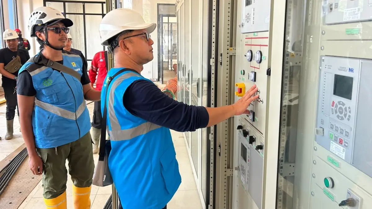 General Manager PLN UIP Kalimantan Bagian Barat bersama jajaran manajemen melakukan inspeksi panel kelistrikan saat meninjau progres pembangunan GI 150 kV Ambawang di Kabupaten Kubu Raya. Kunjungan dilakukan untuk memastikan kualitas pekerjaan, penerapan K3, dan keandalan infrastruktur kelistrikan.