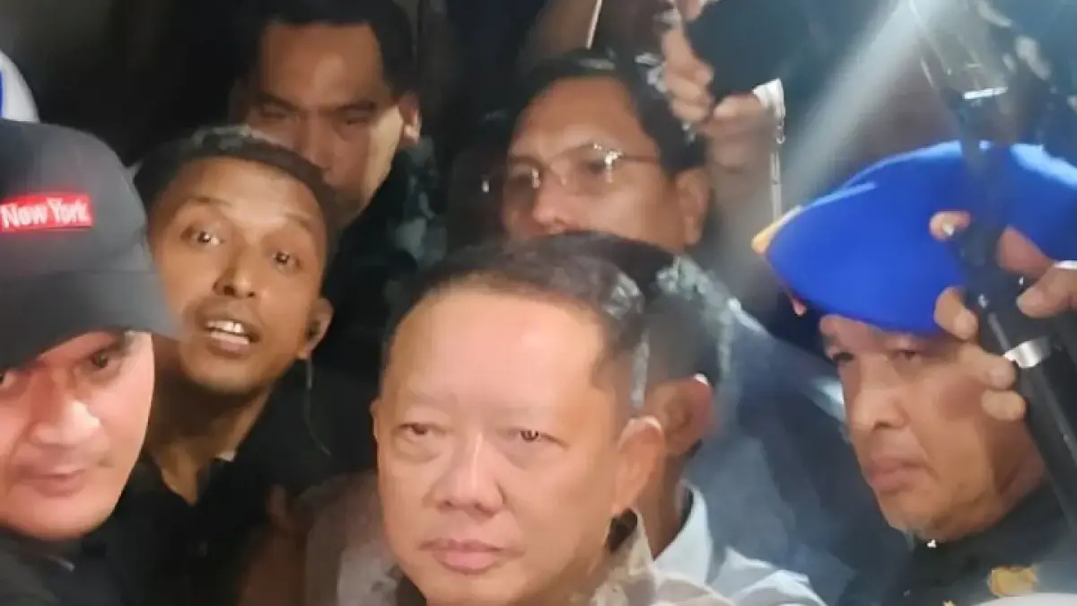 Mantan Jampidsus Febrie Adriansyah berjalan menuju mobil tahanan usai menjalani pemeriksaan dugaan kasus TPPU di Gedung Kejaksaan Agung, Jakarta, Jumat (24/7/2026). ANTARA/Nadia Putri Rahmani