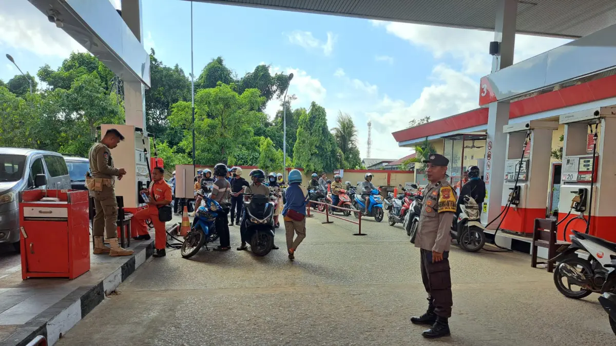 olisi melakukan pengawasan distribusi BBM di sejumlah SPBU Kabupaten Ketapang untuk memastikan penyaluran berjalan tertib dan tepat sasaran.
Alt-text: Pengawasan distribusi BBM Ketapang oleh Polres Ketapang di SPBU.