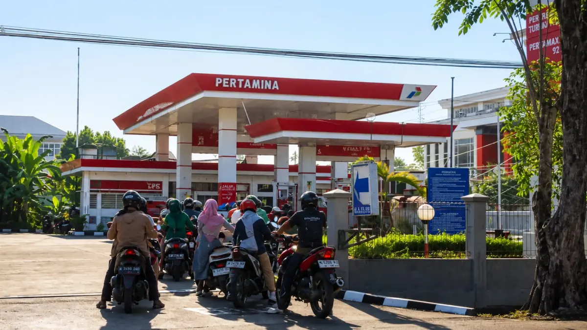 Pengendara sepedamotor tampak antre hingga sampai ke pintu masuk SPBU. Pemandangan ini terjadi sudah berlangsung selama sepekan (SILVINA)
