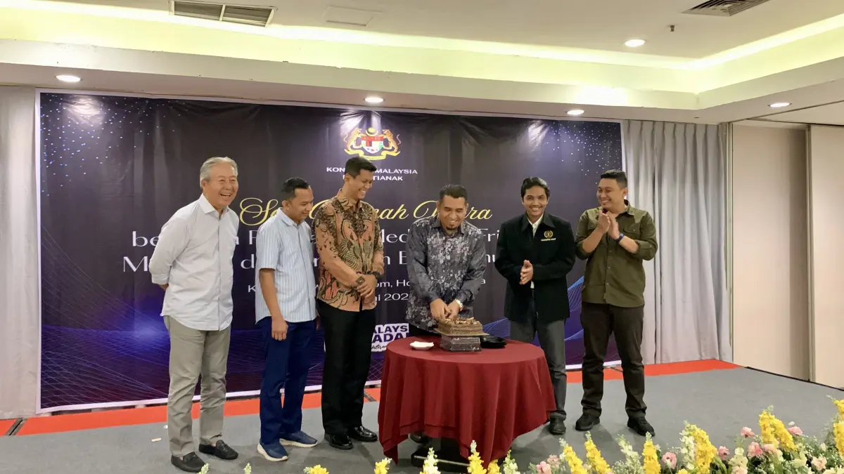 PERPISAHAN : Konsul Malaysia di Pontianak, Azizul Zekri memotong kue sebagai tanda perpisahan pada acara Sesi Ramah Mesra bersama insan media dan Friends of Malaysia di Hotel Transera Pontianak, Rabu (22/7). (IDIL AQSA AKBARY/PONTIANAK POST)