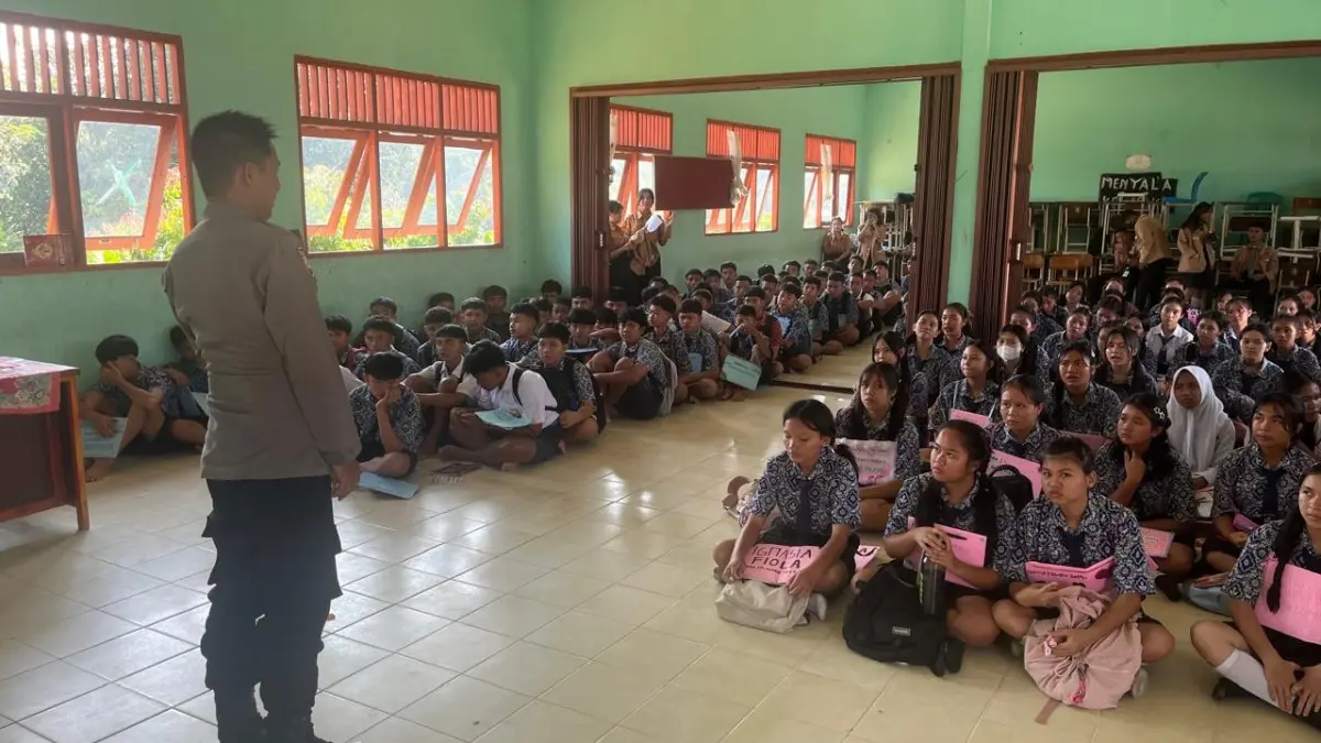 Personel Polsek Mandor memberikan edukasi hukum kepada siswa SMAN 3 Mandor dalam kegiatan MPLS pada Rabu (22/7). (HUMAS POLRES LANDAK)