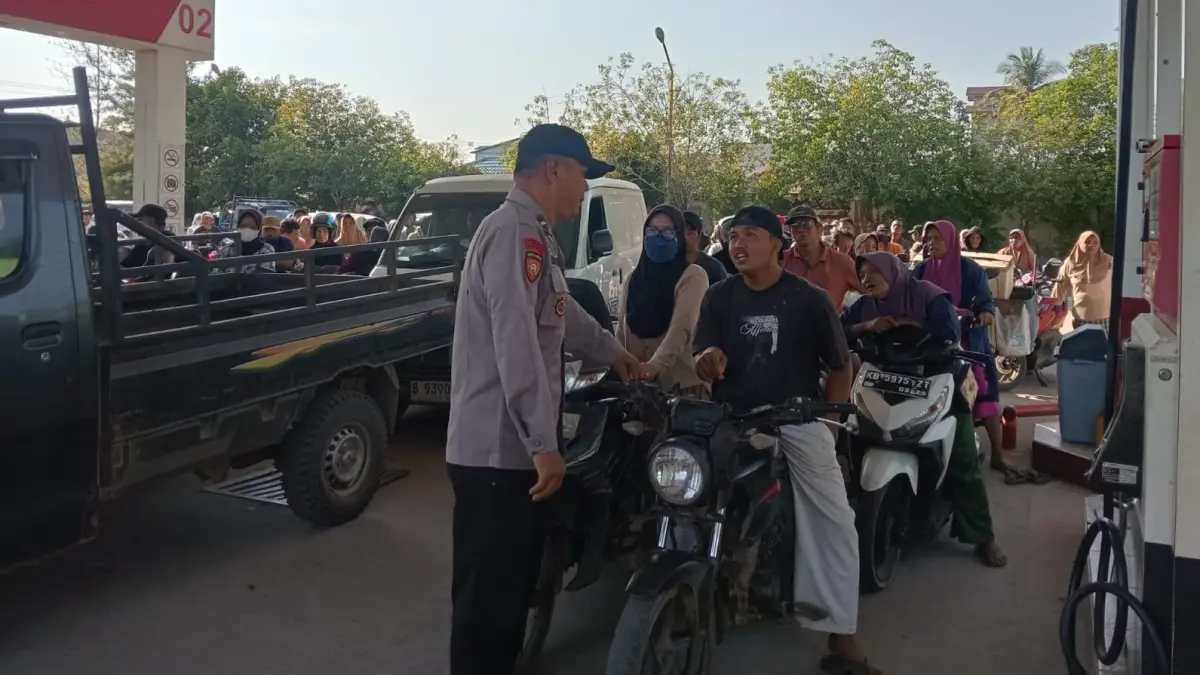 Personel Polsek Teluk Batang melakukan pengamanan antrean kendaraan di SPBU Teluk Batang, Kayong Utara, Jumat (24/7/2026